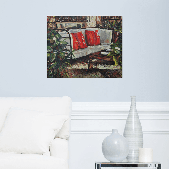 Sofá con cojines rojos