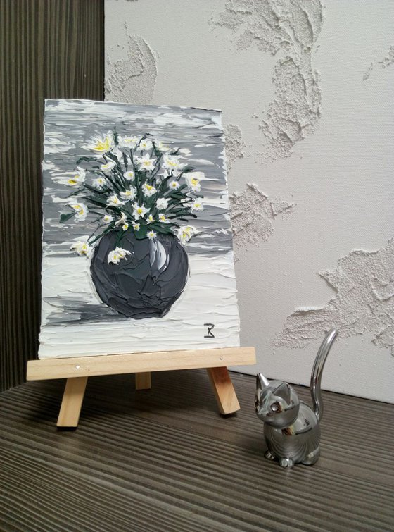 White bouquet + easel, miniature