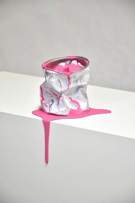 Le vieux pot de peinture rose