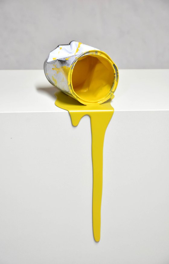 Le vieux pot de peinture jaune