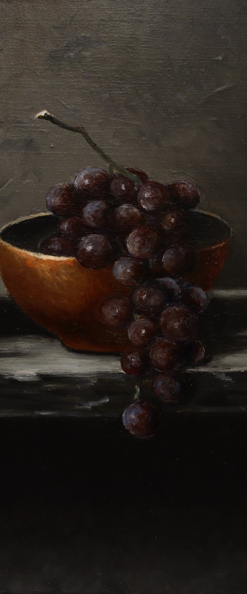 The bowl with grapes by Oleg Baulin