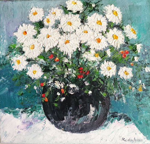 Daisies in a vase by Maria Karalyos