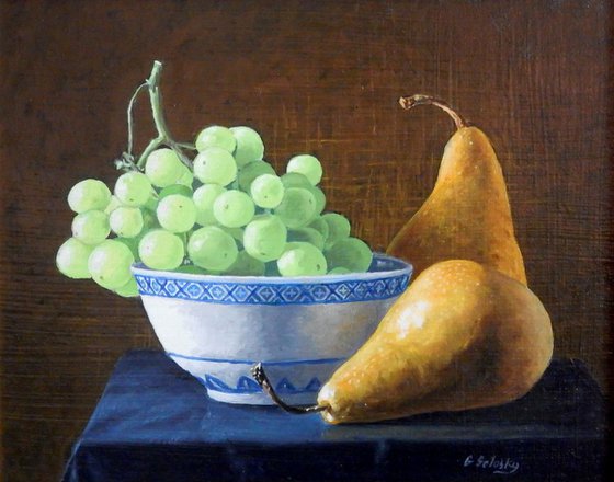 Pears with bowl of grapes