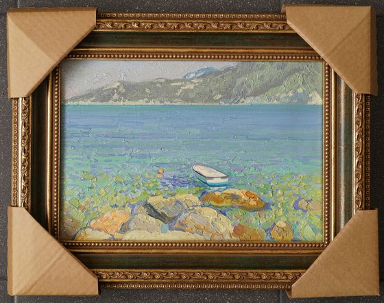 A boat near the rocks in Turunc