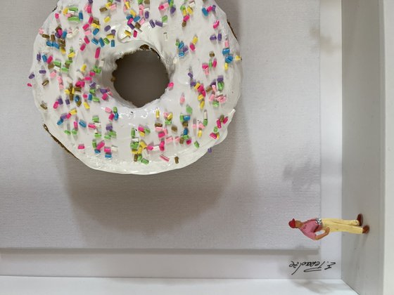 Freedom People ,,White Donut’‘ Eka Peradze Art