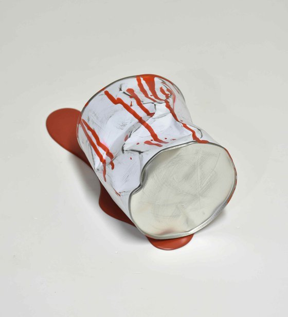 Le vieux pot de peinture rouge