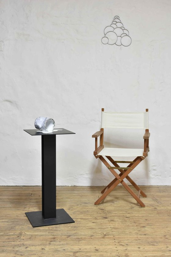 Le vieux pot de peinture blanc