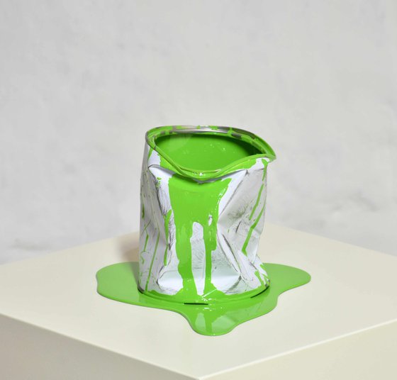 Le vieux pot de peinture vert
