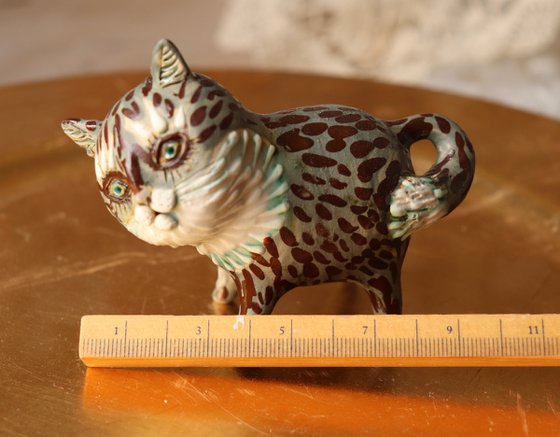 Pussycat. Tiny sculpture by Elya Yalonetski