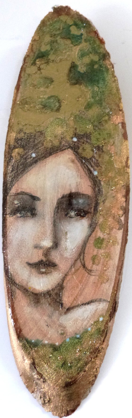 Cybele Gold. Portrait on a wooden log