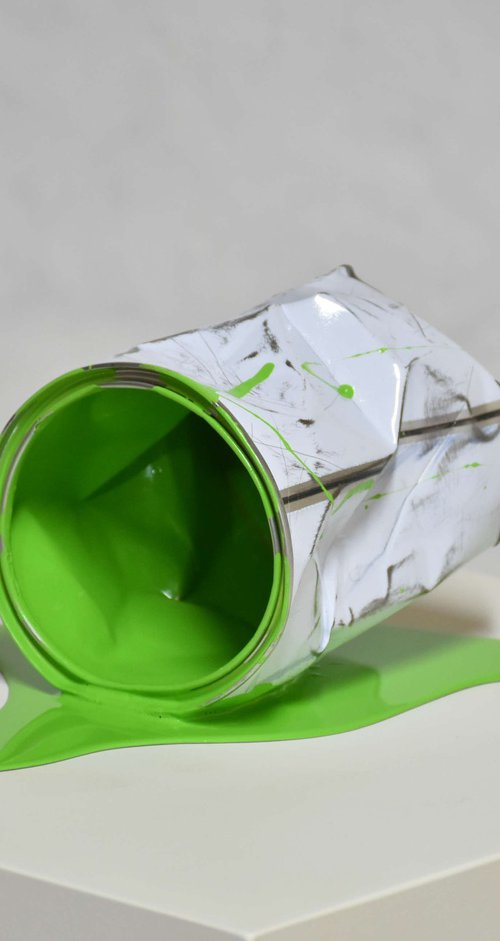Le vieux pot de peinture vert by Yannick Bouillault