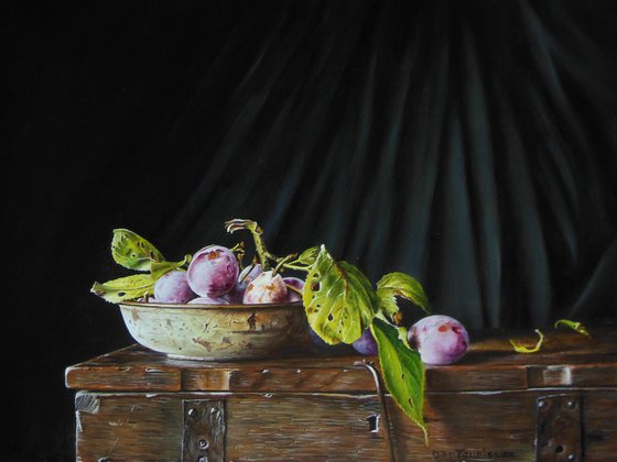 Plums in a rusty dish on a box (30x40cm)