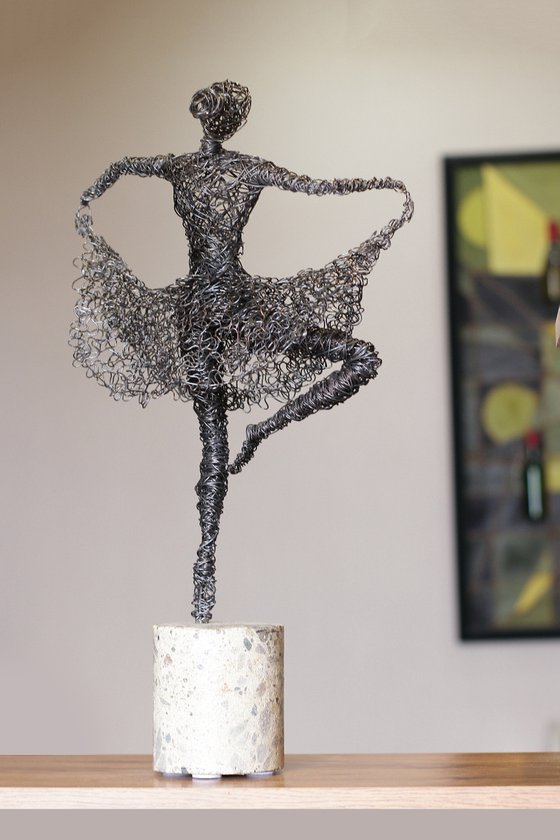 Ballerina (49x28x11 2.5kg iron, concrete)