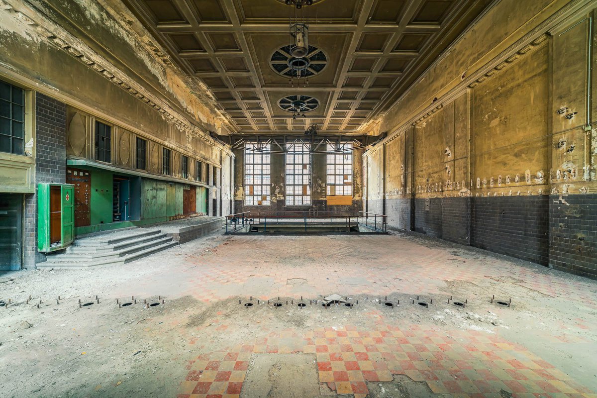 Photorealistic Cityscapes Photograph By Michael Schwan, 51 X 35", A Green Plant, Original Artwork