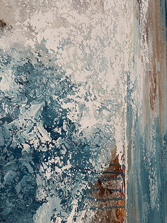 Tide Between Horizons