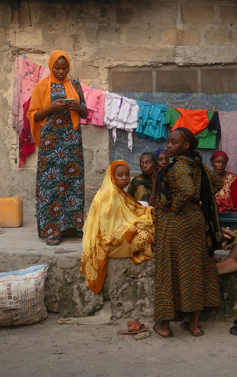 Women meeting by Chiara Vignudelli