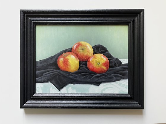 Apples on cloth