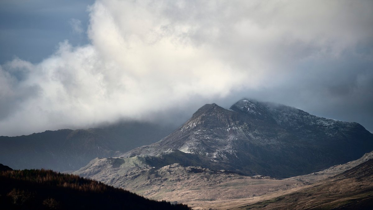 Here be Snowdon by Dean Buckfield