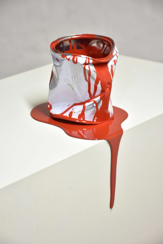 Le vieux pot de peinture rouge
