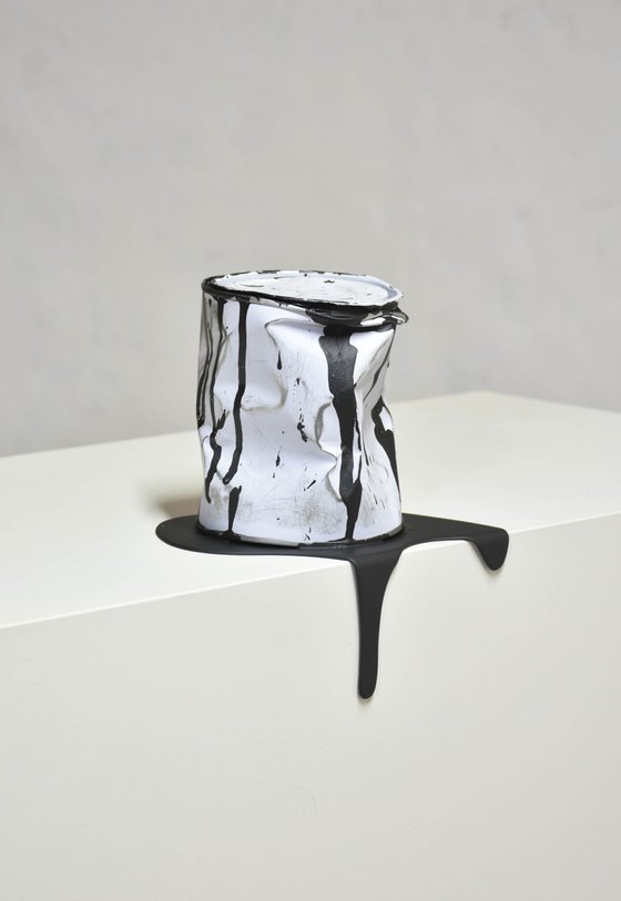 Le vieux pot de peinture noir