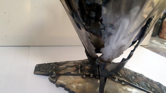 STUNNING WELDED IRON BRUTALIST LAMP WITH PAINTING LIGHT DETAIL BY KLOSKA O