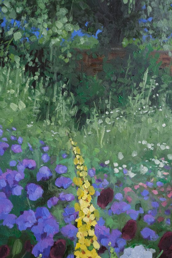 To wonder in midsummers garden