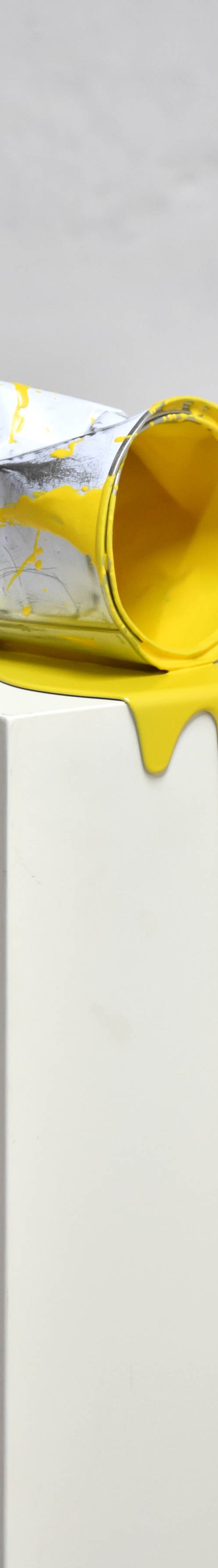 Le vieux pot de peinture jaune by Yannick Bouillault