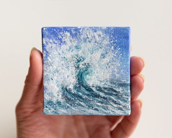 Blue ocean splashing wave