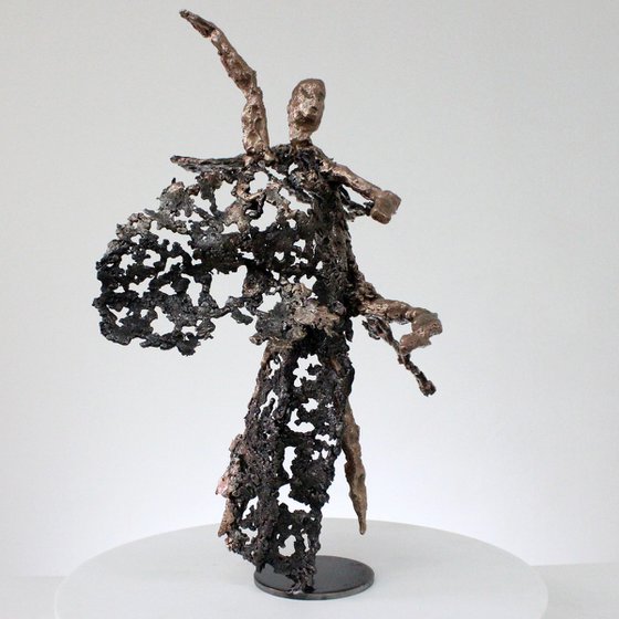 Evening of first - Sculpture dancer metal lace steel, bronze