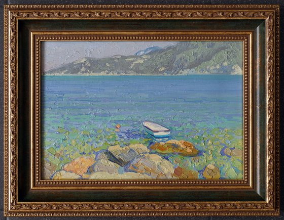 A boat near the rocks in Turunc