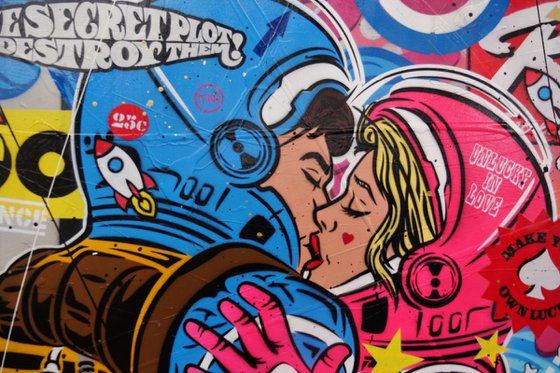 Rogue Love 160cm x 100cm Space Cadets Kissing Textured Urban Pop Art