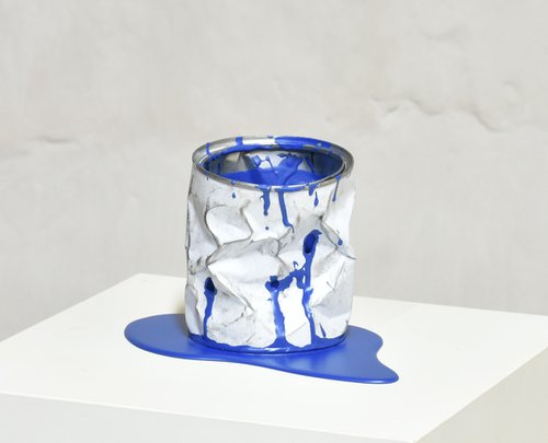 Le vieux pot de peinture bleu - 330 by Yannick Bouillault