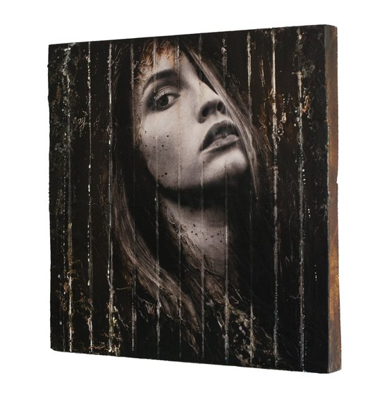 "Melt you near" (60x60x4 cm) - Unique portrait artwork on wood (abstract, portrait, gold, original, resin, beeswax, painting)