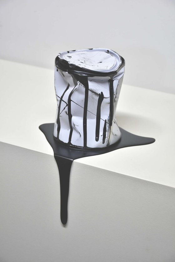 Le vieux pot de peinture noir