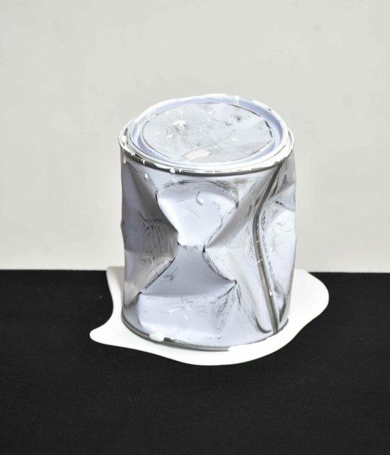 Le vieux pot de peinture blanc