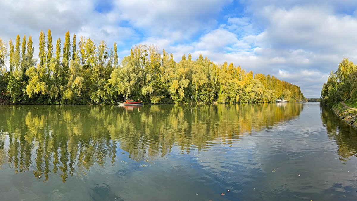 Photorealistic Photograph , Reflets Dans L