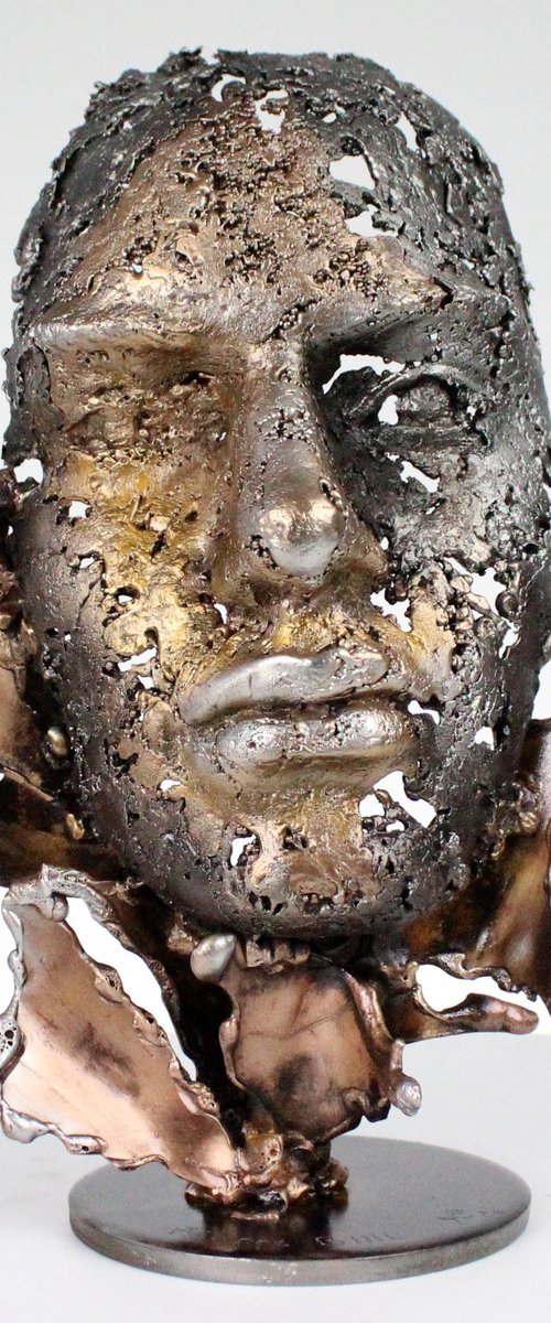 A tear 96-21 Face sculpture by Philippe Buil