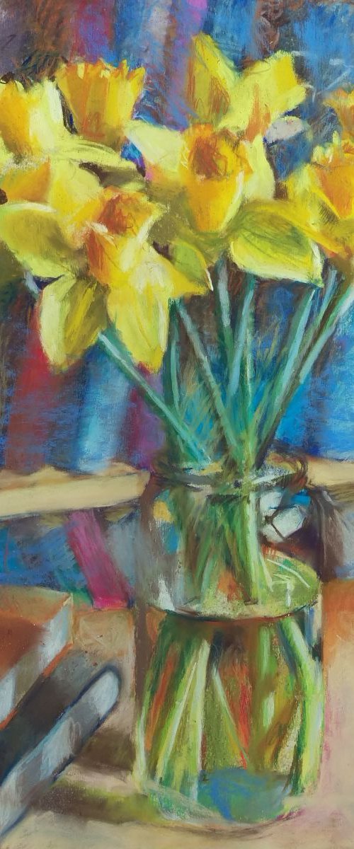 Daffodils and books by Silja Salmistu