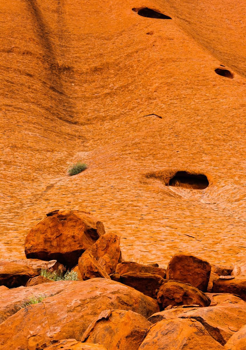 Uluru Detail I by Tom Hanslien