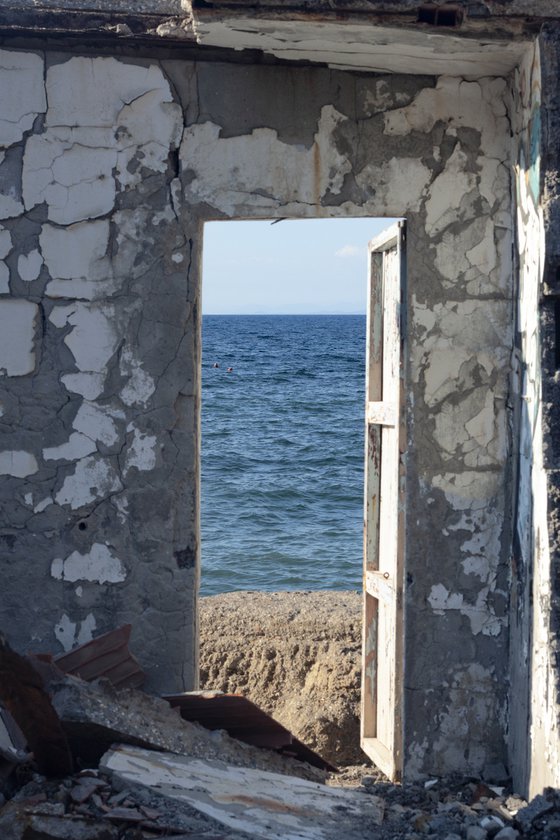 NT#95 Broken door on the sea