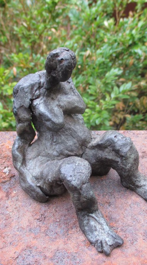 strong girl - bronze only 7 massiv sculpture by Sonja Zeltner-Müller