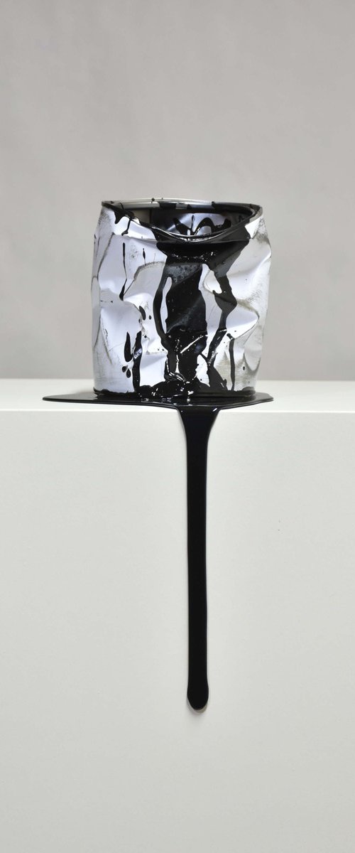 Le vieux pot de peinture noir by Yannick Bouillault