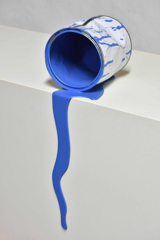 Le vieux pot de peinture bleu