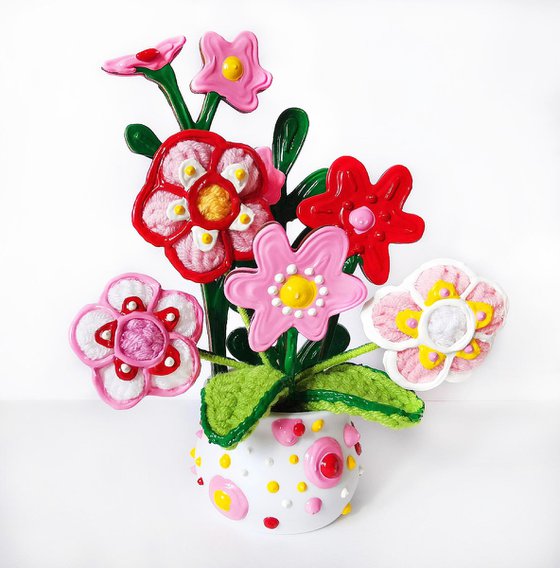 Crochet flowers in vase