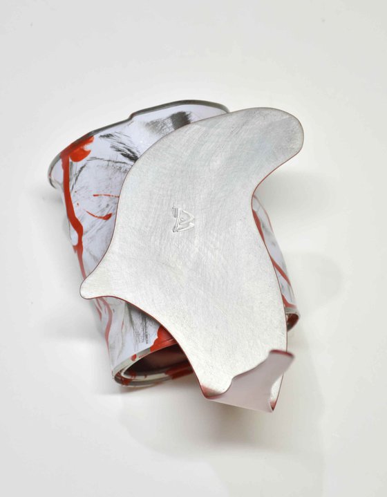 Le vieux pot de peinture rouge