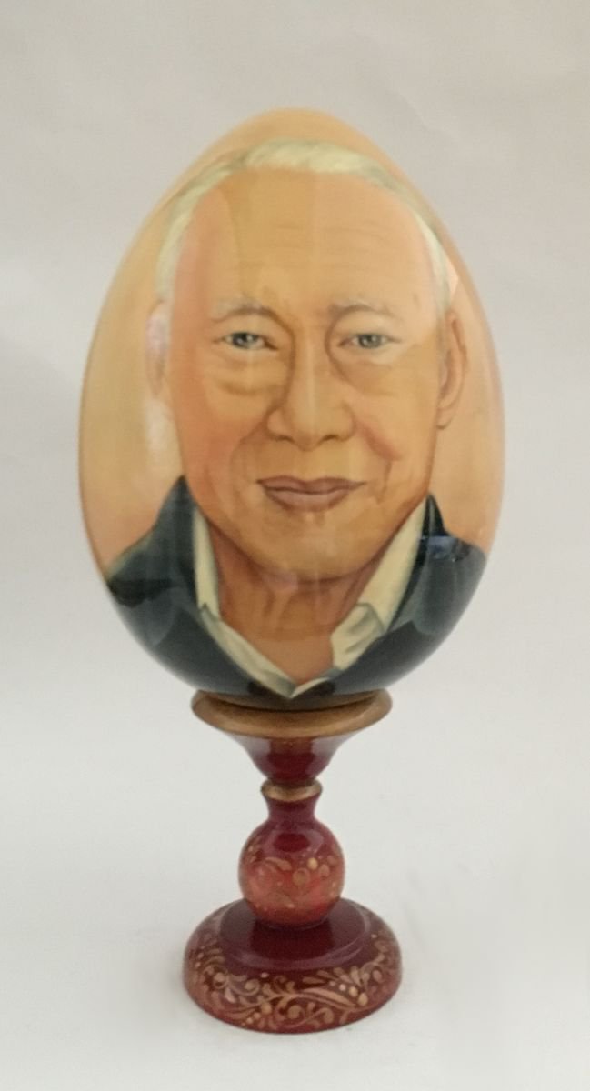 Portrait of Mr.Lee Kuan Yew, with quote behind. Wooden Easter Egg. Lacquerware. by Liubov from LUMIAA