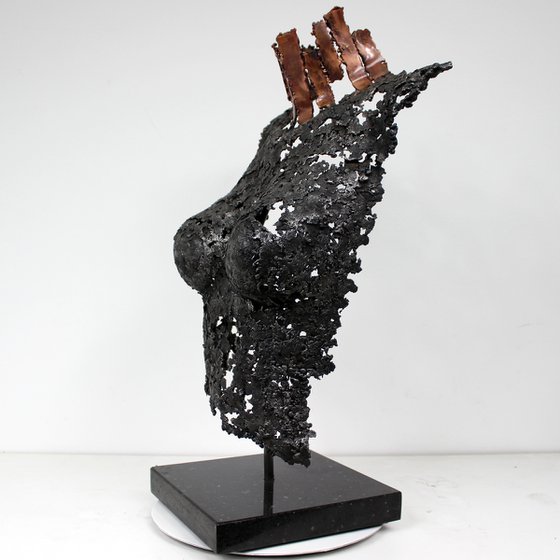 Belisama Infina - Body woman sculpture steel and copper