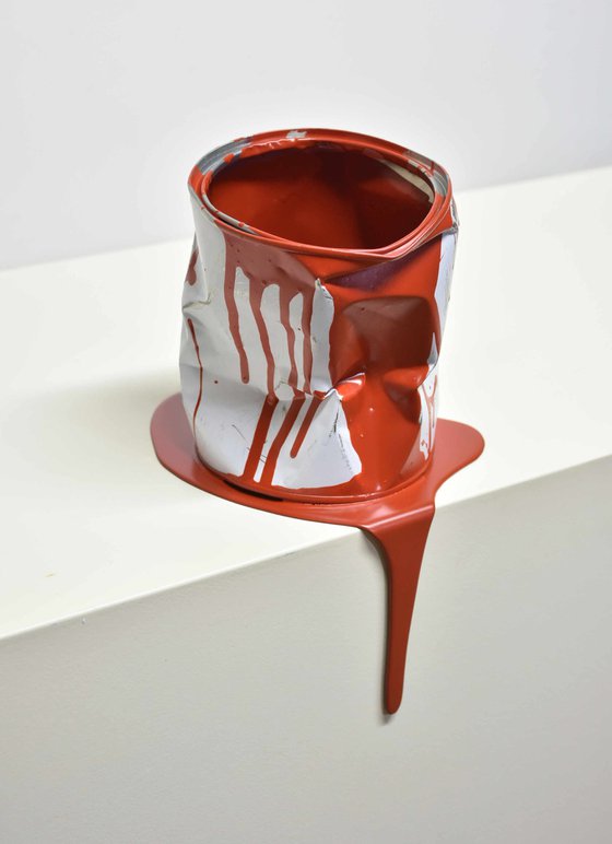 Le vieux pot de peinture rouge