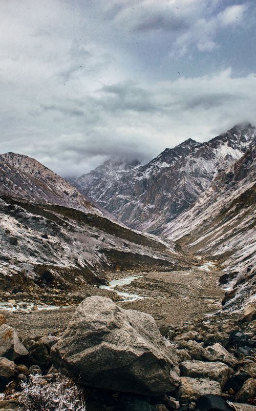 Bhagiratri valley with snowfall by Artem Korenuk