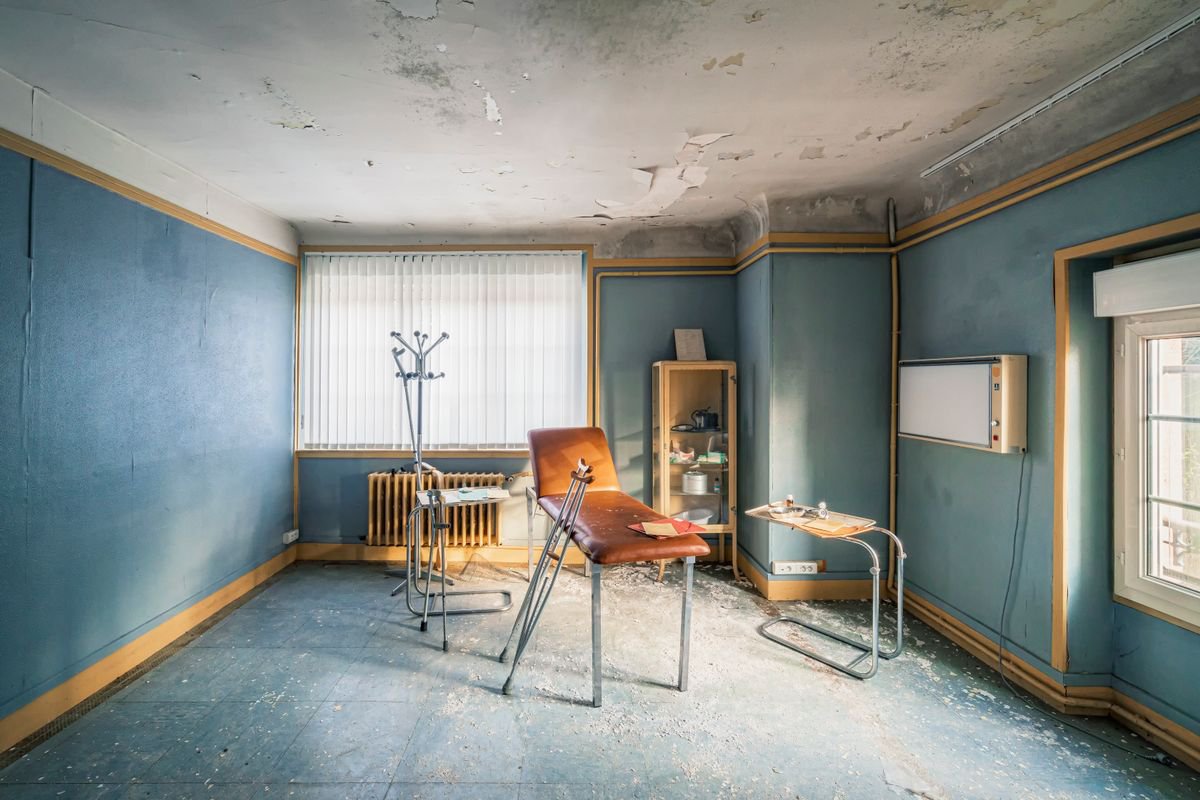 Photorealistic Cityscapes Photograph By Michael Schwan, 51 X 35", High Society Clinic, Original Artwork